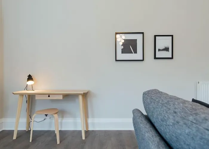 Stylish Stirling Apartment - Free Parking